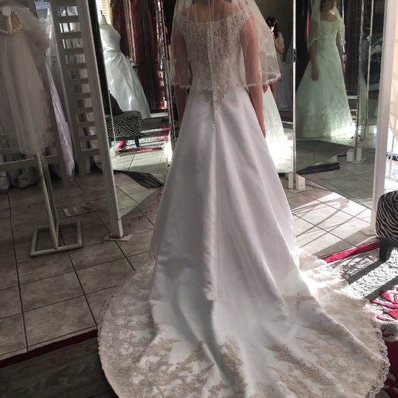 Never Worn Wedding Dress - Picture 2 of 6